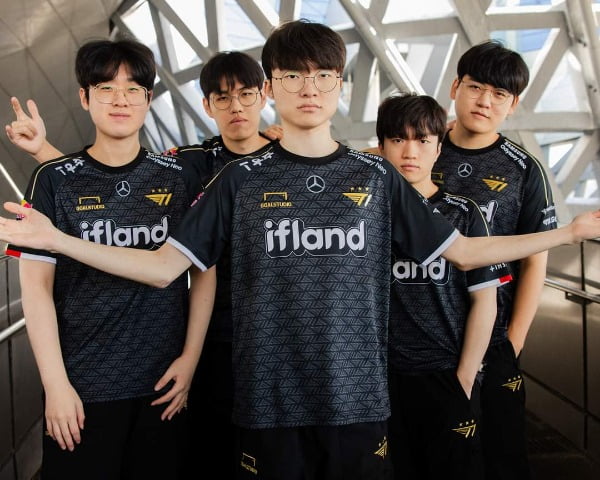 2024 LCK 스프링 우승에 도전하는 T1 선수단. 왼쪽부터 '제우스' 최우제, '오너' 문현준, '페이커' 이상혁, '케리아' 류민석, '구마유시' 이민형. 해당 사진은 T1 선수단이 지난 2023 리그오브레전드 월드 챔피언십 경기에 앞서 단체 사진을 촬영하는 모습. (라이엇게임즈 제공)