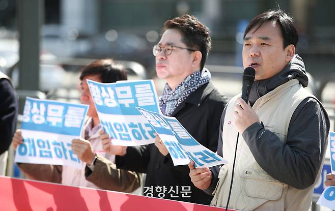 윤창현 전국언론노동조합 위원장이 지난달 18일 서울 용산구 대통령실 앞에서 열린 황상무 대통령실 시민사회수석 해임 촉구 기자회견에서 발언하고 있다. 성동훈 기자