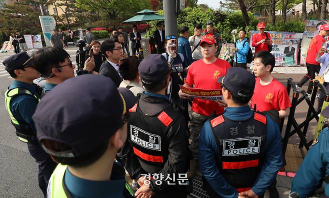 정원철 해병대 예비역 연대 회장이 14일 서울 용산구 대통령실 앞에서 채상병 사건과 관련 특검법 수용을 촉구하는 1인 시위를 하려고 하자 경찰 병력들이 막아서고 있다. 권도현 기자