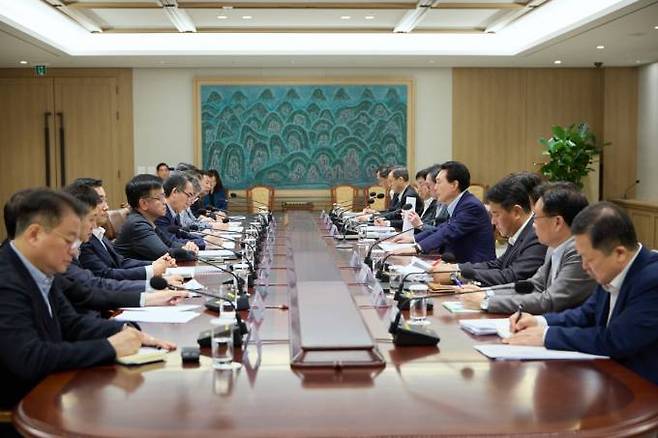 윤석열 대통령이 14일 용산 대통령실에서 중동 사태에 따른 긴급 경제·안보 점검회의를 주재하고 있다. 사진=대통령실 제공