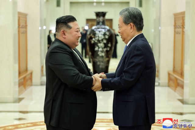 김정은 북한 국무위원장이 북한을 방문한 중국 공산당 서열 3위 자오러지 전국인민대표대회(전인대) 상무위원장을 지난 13일 접견했다고 조선중앙통신이 14일 보도했다. 연합뉴스