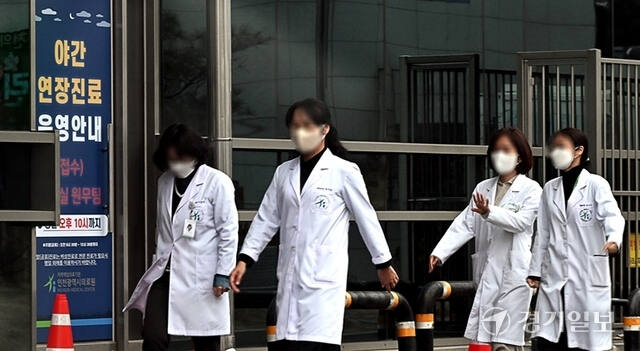 인천 동구 인천의료원 의료진이 분주히 움직이고 있다. 경기일보DB