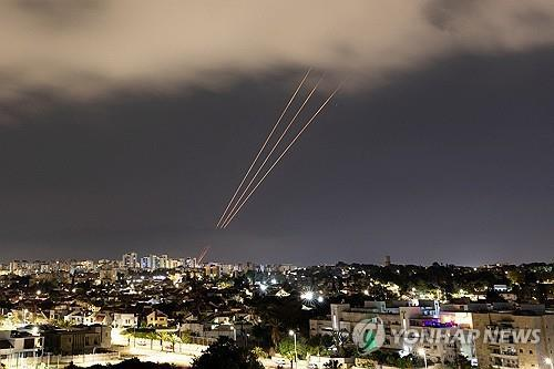 13일 이란의 보복 공습에 대응하는 이스라엘 방공망. [사진 제공 = 로이터 연합뉴스]