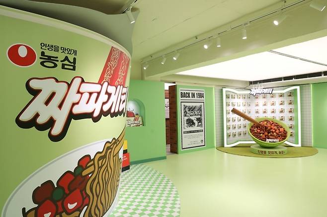 농심은 4월 12일부터 5월 11일까지 약 1개월간 서울 성수동 플랜트란스에서 ‘짜파게티 분식점’ 팝업스토어를 운영한다. 이번 팝업스토어는 올해 짜파게티 출시 40주년을 맞아 분식점을 콘셉트로 기획했다. (농심 제공)
