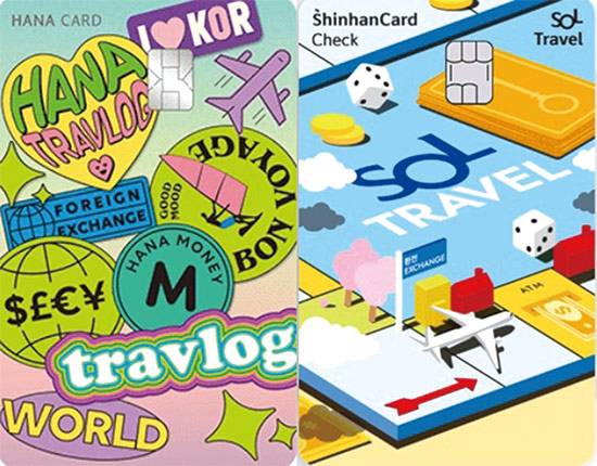 왼쪽부터 하나카드의 ‘트래블로그’와 신한카드의 ‘쏠트래블’ 체크카드. (각 사 제공)