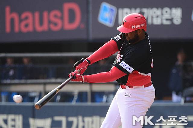 KIA 소크라테스는 13일 한화전에서 맹타를 휘두르며 앞으로의 활약을 예고했다. 사진=김영구 기자