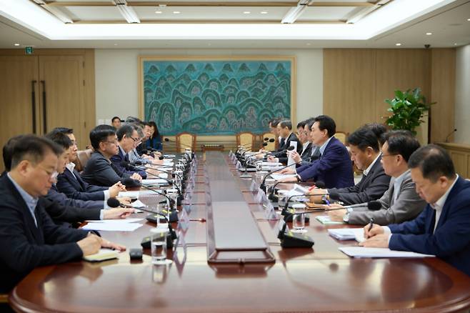 윤석열 대통령이 14일 용산 대통령실에서 중동 사태에 따른 긴급 경제·안보 점검회의를 주재하고 있다./사진=대통령실 제공