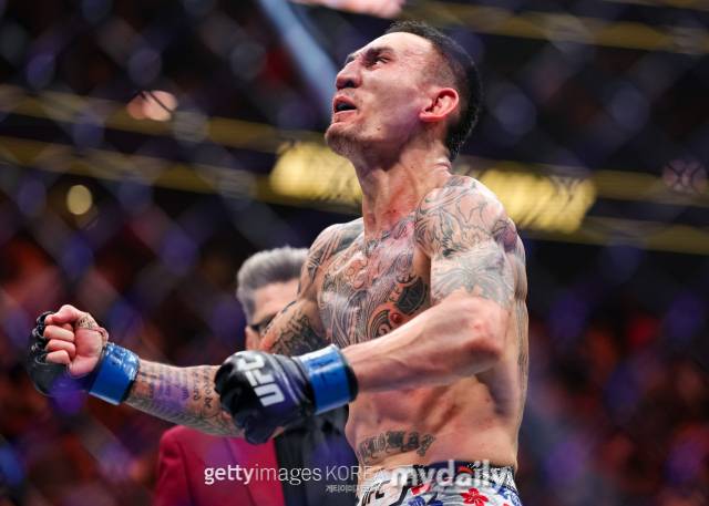 할로웨이가 14일 게이치와 경기에서 KO승을 올린 후 환호하고 있다. /게티이미지코리아