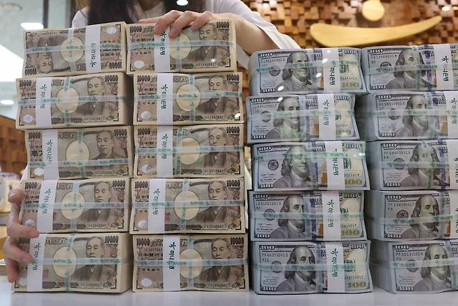 서울 중구 하나은행 본점 위변조대응센터에서 직원이 엔화를 정리하고 있다.[연합]
