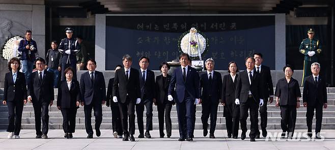 [서울=뉴시스] 최동준 기자 = 조국 조국혁신당 대표가 12일 오전 비례대표 당선인들과 함께 서울 동작구 국립서울현충원에서 현충탑 참배를 마친 뒤 이동하고 있다. 2024.04.12. photocdj@newsis.com