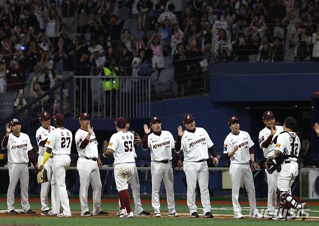 [서울=뉴시스] 정병혁 기자 = 12일 서울 구로구 고척스카이돔에서 열린 2024 KBO리그 롯데 자이언츠 대 키움 히어로즈의 경기에서 9대4로 승리한 키움 선수들이 기뻐하고 있다. 2024.04.12. jhope@newsis.com