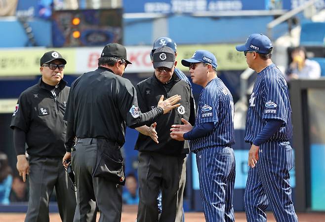 [서울=뉴시스] 삼성 라이온즈 박진만 감독과 이야기하는 심판진(사진=삼성 라이온즈 제공) *재판매 및 DB 금지