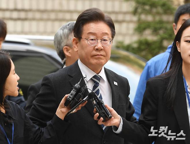 더불어민주당 이재명 대표가 12일 오전 서울 서초구 서울중앙지방법원에서 열린 '고(故) 김문기·백현동 특혜 의혹 발언' 관련 공직선거법 위반 혐의 관련 1심 속행공판에 출석하고 있다. 황진환 기자