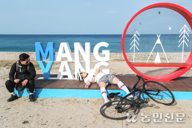 자전거 동호인 석법준씨가 지친 기자를 내려다보고 있다.