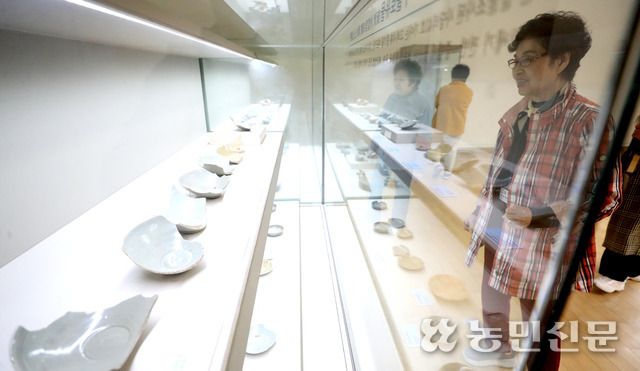 고려청자박물관을 방문한 관람객이 강진에서 출토된 고려청자 유물을 살펴보고 있다.