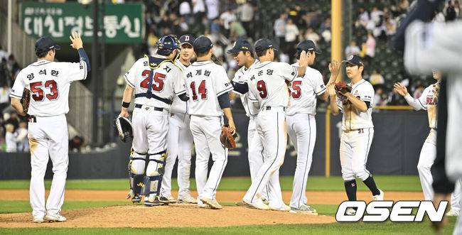 [OSEN=잠실, 조은정 기자]프로야구 두산 베어스가 만원 관중 앞에서 LG 트윈스를 꺾고 전날 패배를 설욕했다.&nbsp;두산은 13일 서울 잠실구장에서 열린 LG와 경기에서 5-2로 승리했다. 투수 9명을 투입한 총력전이었다.&nbsp;두산이 승리를 기뻐하고 있다. 2024.04.13 /cej@osen.co.kr