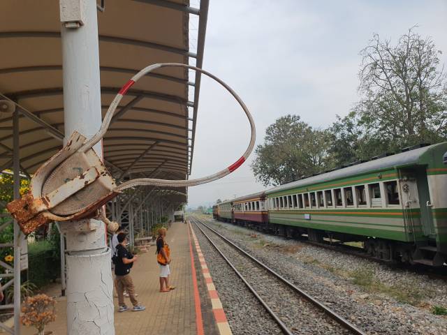 ▲남톡과 칸차나부리 구간은 현대식 전기 전자 신호체계로 운행되는 한국에서는 볼 수 없는 통표 방식으로 운행된다. 통표 걸이에 통표가 걸려있는 모습. ⓒ박흥수