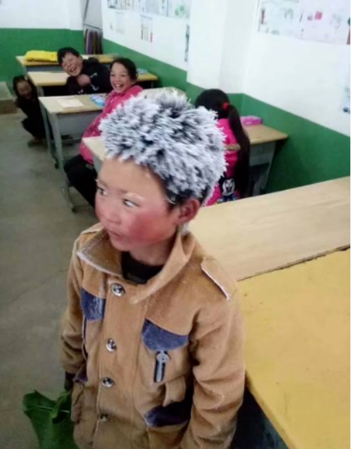 중국 윈난성 자오퉁시 주안산바오 마을에 사는 8살 소년 왕푸만이 눈으로 뒤덮인 채 초등학교에 등교한 모습. 학교에서 약 4.5㎞ 떨어진 마을에 살며 매일 걸어서 등교한 왕푸만은 2018년 찍힌 이 사진으로 ‘눈송이 소년’이라는 별명을 얻으며 중국 유수아동에 대한 관심을 환기시켰다. 사우스차이나모닝포스트 캡처