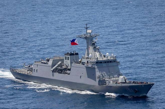 지난 7일 남중국해에서 열린 미국·일본·호주·필리핀의 해상합동훈련에 참가한 필리핀 호위함 안토니오 루나함이 이동하고 있다. AFP연합뉴스