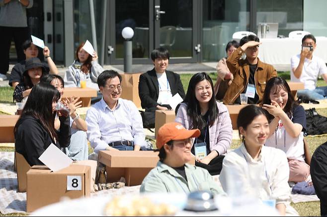 김동연 경기도지사와 청년들이 13일 도담소에서 열린 ‘경기도 청년공동체’ 출범식에서 프로그램에 참여하고 있다. 경기도 제공