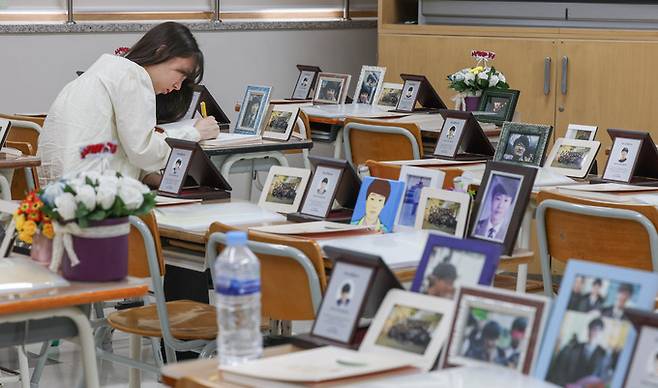 세월호 참사 10주기를 이틀 앞둔 14일 경기 안산시 단원구 단원고 4.16 기억교실에서 한 시민이 추모 메시지를 적고 있다.