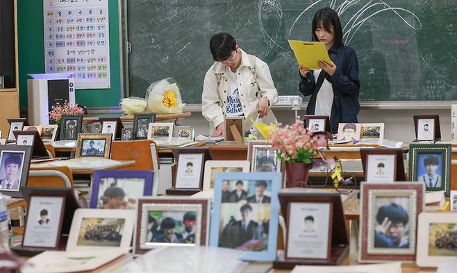 세월호 참사 10주기를 이틀 앞둔 14일 경기 안산시 단원구 단원고 4.16 기억교실에서 시민들이 추모 기록물을 살펴보고 있다.