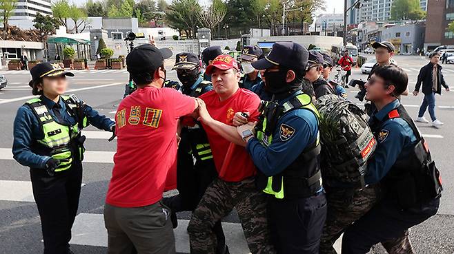 해병대 예비역 연대 관계자가 채상병 특검법 수용 촉구 1인시위를 위해 14일 오후 서울 용산구 대통령실 앞으로 향하자 경찰들에게 제지당하고 있다. 뉴스1