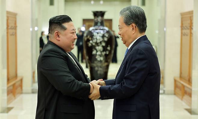 지난 13일 김정은 북한 국무위원장이 북한을 방문한 중국 공산당 서열 3위 자오러지(趙樂際) 전국인민대표대회(전인대) 상무위원장을 접견하고 있다. 평양=조선중앙통신·연합뉴스