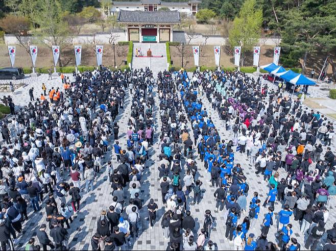 동국대학교 WISE캠퍼스는 지난 12일 4·19혁명을 기념하는 ‘제44회 동국인 등산대회’를 경주시 남산 일원에서 개최하고 있다. 동국대학교 WISE캠퍼스 제공
