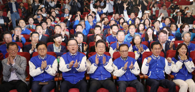 이재명·이해찬·김부겸 상임공동선대위원장을 비롯한 더불어민주당 지도부와 당직자 등이 10일 서울 여의도 국회 의원회관에 마련된 ‘제22대 국회의원선거’ 개표 상황실에서 방송 3사 출구조사가 발표되자 환호하고 있다. 오승현 기자