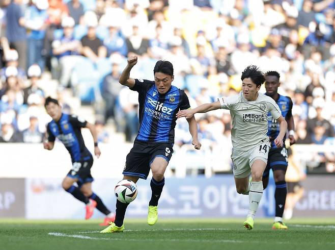 인천 이명주(왼쪽), 대구 박세진. 사진제공｜한국프로축구연맹