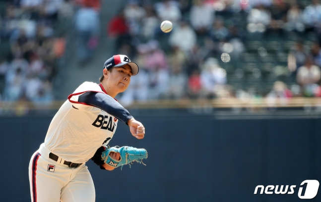 14일 오후 서울 송파구 잠실야구장에서 열린 프로야구 '2024 신한 SOL 뱅크 KBO리그' 두산 베어스와 LG 트윈스의 경기에서 두산 선발투수 김동주가 역투하고 있다. /사진=뉴스1