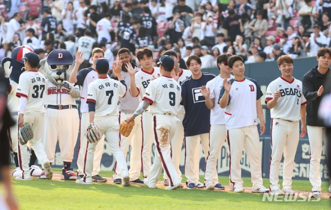 14일 오후 서울 송파구 잠실야구장에서 열린 2024 KBO리그 LG트윈스 대 두산베어스의 경기, 9대4로 승리한 두산 선수들이 자축하고 있다. /사진=뉴시