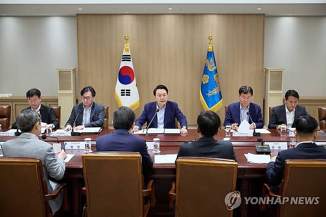 윤석열 대통령, 중동사태 긴급 경제·안보 회의 주재 (서울=연합뉴스) 진성철 기자 = 윤석열 대통령이 14일 서울 용산 대통령실 청사에서 열린 '중동 사태에 따른 긴급 경제·안보 회의'에서 발언하고 있다. 2024.4.14  [대통령실 제공. 재판매 및 DB 금지] zjin@yna.co.kr