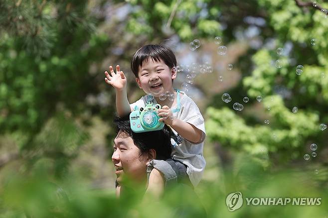 안녕 여름아? (서울=연합뉴스) 박동주 기자 = 초여름 날씨를 보인 14일 서울 송파구 올림픽공원에서 한 어린이가 비눗방울 놀이를 즐기고 있다. 2024.4.14 pdj6635@yna.co.kr