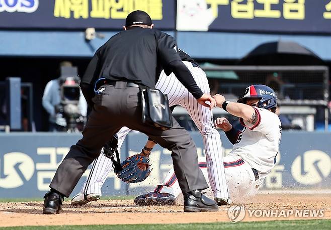 양의지, 1점 추가 (서울=연합뉴스) 윤동진 기자 = 14일 오후 잠실야구장에서 열린 2024 KBO리그 LG 트윈스 대 두산 베어스 경기. 3회 말 2사 1,3루 때 두산 양의지가 실책으로 득점에 성공하고 있다. 2024.4.14 mon@yna.co.kr