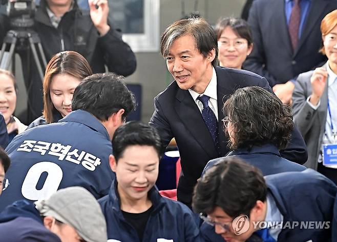 비례대표 후보들과 인사 나누는 조국 대표 (서울=연합뉴스) 한상균 기자 = 조국혁신당 조국 대표가 10일 국회에서 총선 출구조사 결과 발표 후 비례대표 후보들과 인사를 나누고 있다. 2024.4.10 [공동취재] xyz@yna.co.kr