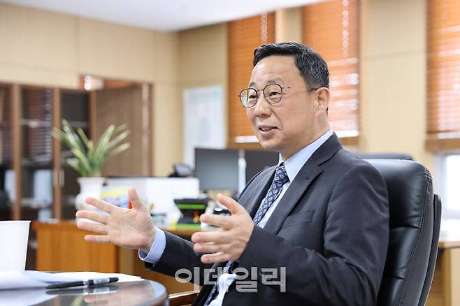 김영중 한국고용정보원장이 지난 2일 충북 음성 고용정보원 원장 집무실에서 이데일리와 인터뷰를 진행하고 있다.(사진=한국고용정보원)