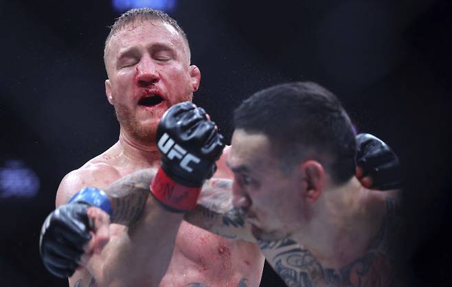 맥스 할로웨이가 저스틴 게이치에게 강력한 오른손 KO펀치를 적중시키고 있다. 사진=AP PHOTO