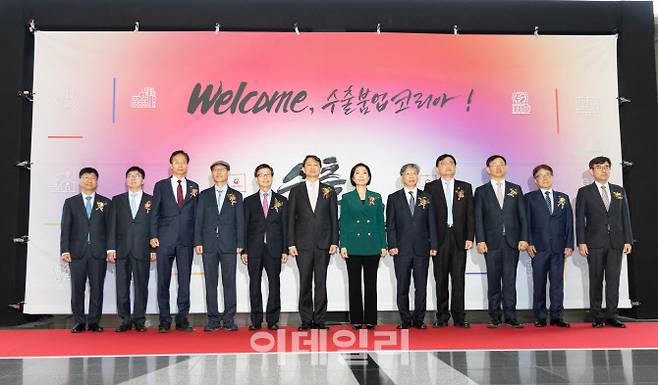 한국무역협회(KITA, 회장 윤진식)가 산업통상자원부, KOTRA와 공동으로 15일(월) 코엑스에서 개최한 ‘2024 수출 붐업 코리아(KITA X KOTRA Mega Biz Trade Show)’ 개막식에서 참가자들이 기념 촬영을 하고 있다. (사진 왼쪽 다섯번째부터) 한국무역협회 윤진식 회장, 산업통상자원부 안덕근 장관, 중소벤처기업부 오영주 장관, KOTRA 유정열 사장