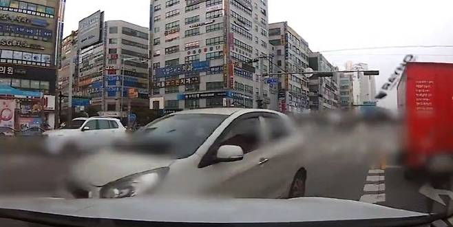 신호를 위반해 직진한 차량 앞에서 유턴해 고의로 사고를 내는 모습.(사진=경기북부경찰청 제공)