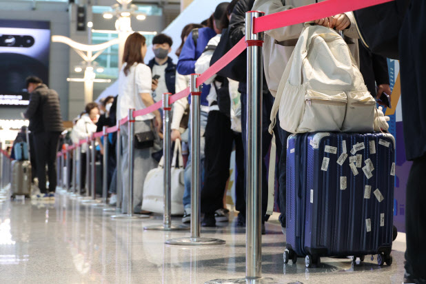 제22대 국회의원선거 사전투표가 시작된 5일 오전 인천공항 제1터미널에 마련된 사전투표소에서 여행길에 나선 유권자들이 투표를 하기 위해 줄을 서 있다.(사진=연합뉴스)