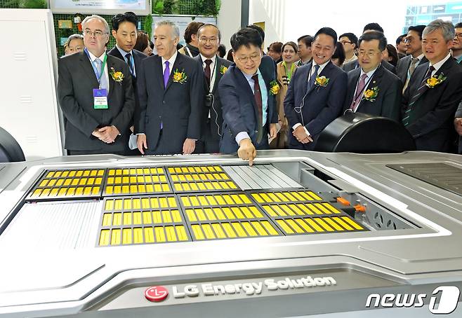 김동명 LG에너지솔루션 대표이사 사장이 6일 오후 서울 강남구 코엑스에서 열린 인터배터리 2024에 전시된 자사의 자동차용 배터리를 가리키고 있다. 2024.3.6/뉴스1 ⓒ News1 장수영 기자