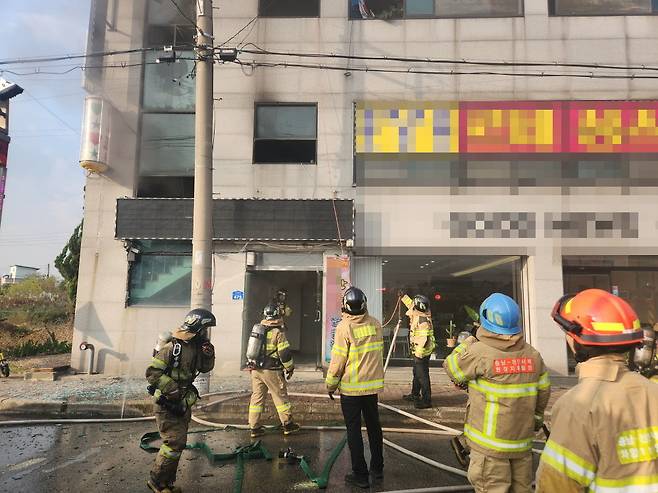 지난해 10월 27일, A씨가 충남 천안 성환읍의 한 업소에 기름을 뿌리고 불을 지른 현장에서 소방대원들이 화재를 진압하고 있다. (천안서북소방서 제공)