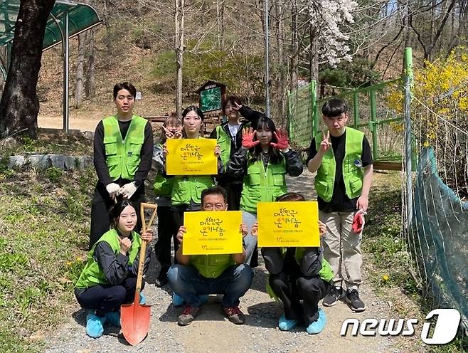 제뉴파마 직원들이 제천시 도심 숲 조성 행사에 참여했다/제뉴원 제공