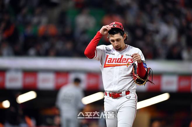 SSG 더거가 3월26일 인천SSG랜더스필드에서 열린 2024 KBO리그 한화전에 선발 등판해 5회 수비를 마친 후 더그아웃으로 향하고 있다. 문학 | 강영조기자 kanjo@sportsseoul.com