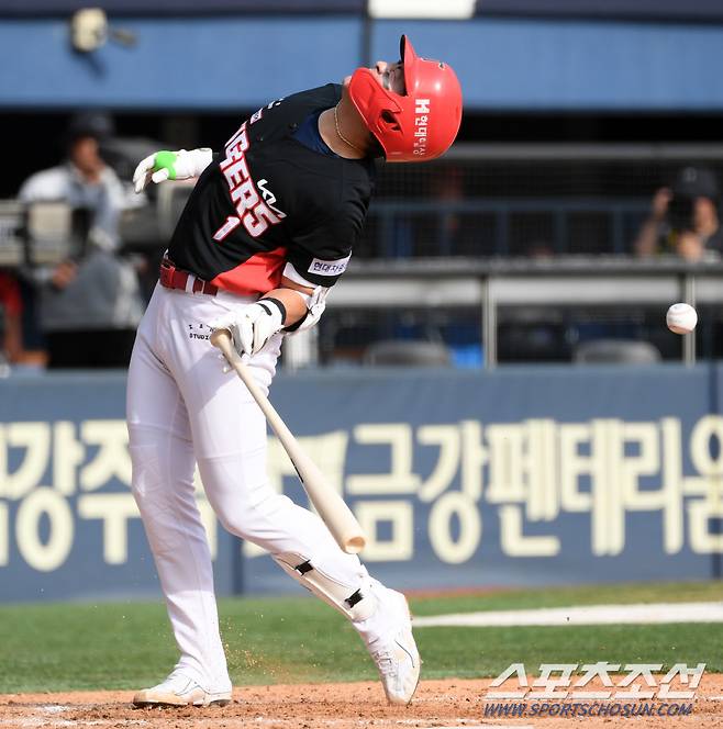 31일 잠실구장에서 열린 두산 베어스와 KIA 타이거즈의 경기. 7회초 1사 2,3루 KIA 박찬호가 몸에 맞는 볼 직후 통증을 호소하고 있다. 잠실=박재만 기자 pjm@sportschosun.com/2024.03.31/