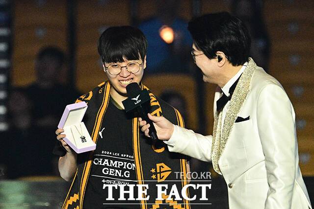 젠지 '기인' 김기인이 14일 오후 열린 '2024 리그오브레전드 챔피언스 코리아 스프링' 결승전에서 최우수선수로 선정된 뒤 기뻐하고 있다. /서예원 기자