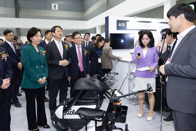 오영주 중소기업벤처부 장관, 안덕근 산업통상자원부 장관,윤진식 한국무역협회 회장이 '2024 수출 붐업 코리아(KITA X KOTRA Mega Biz Trade Show)’ 현장을 둘러보고 있다. 사진=한국무역협회 제공