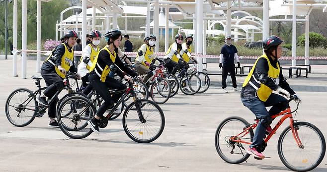 '자전거 안전교실'에 참가한 교육생들이 출발하는 법을 배우고 있다. /남강호 기자